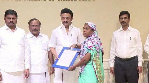 கட்டுமான தொழிலாளர் நலவாரியத்தின் 10 ஆயிரம் உறுப்பினர்களுக்கு வீட்டுவசதி - திட்டத்தை முதல்வர் ஸ்டாலின் தொடங்கி வைத்தார்