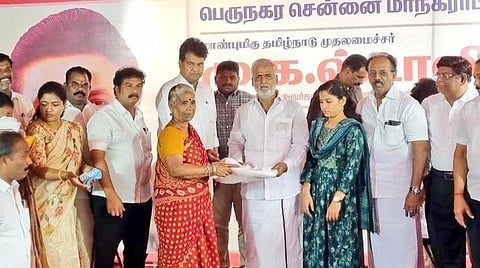 கொசுவலைகளை வழங்கும் அமைச்சர் சேகர்பாபு