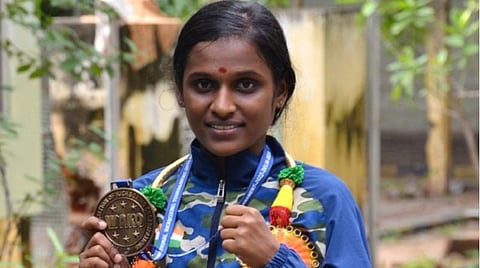 மேலூரைச் சேர்ந்த மதுரை அரசுக் கல்லூரி மாணவி வர்ஷினி