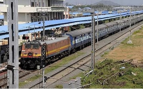 பல்லவன் விரைவு ரயிலில் பயணி தவறவிட்ட 22 பவுன் நகைகள் ஒப்படைப்பு: ஆர்.பி.எஃப். காவலர், ரயில்வே ஊழியர்களுக்கு பாராட்டு