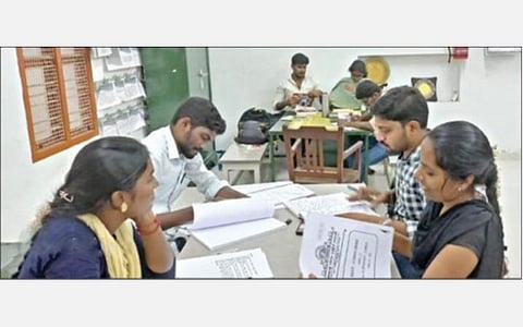 ஆத்தூர் கிளை நூலகத்தில் உள்ள போட்டித் தேர்வுப் பிரிவில் உள்ள புத்தகங்களைப் பயன்படுத்தி தேர்வுக்குத் தயாராகும் தேர்வர்கள்.