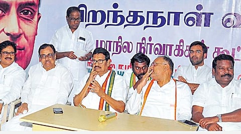 காங்கிரஸ் மாவட்ட செயலர்கள் கூட்டம் கே.எஸ்.அழகிரி தலைமையில் சென்னையில் நேற்று நடந்தது. இதில் பங்கேற்ற மேலிடப் பொறுப்பாளர் தினேஷ் குண்டுராவ், முன்னாள் தலைவர்கள் ஈவிகேஎஸ் இளங்கோவன், திருநாவுக்கரசர், எம்பிக்கள் ஜெயக்குமார், விஜய் வசந்த், எம்எல்ஏ செல்வப்பெருந்தகை உள்ளிட்டோர். படம் : பு.க.பிரவீன்