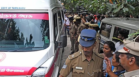 இளம் கால்பந்து வீராங்கனை உயிரிழந்த விவகாரம்: பணி இடைநீக்கம் செய்யப்பட்ட 2 அரசு மருத்துவர்கள் தலைமறைவு
