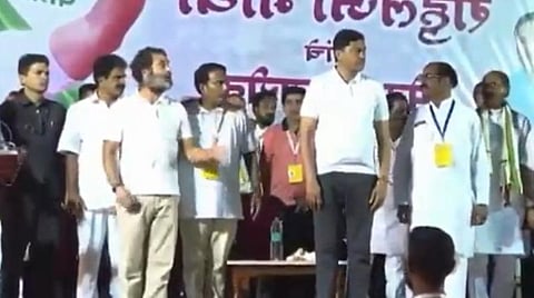 மேடையில் தவறை சுட்டிக்காட்டும் ராகுல் காந்தி
