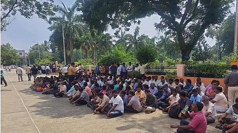 போராட்டத்தில் ஈடுபட்டுள்ள ஊழியர்கள்