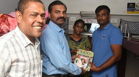 பயணிகளுக்கு இதழ்கள் அளிக்கும் அதிகாரிகள்