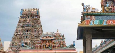 கோயில் அறங்காவலர் பதவிக்கு கட்சி சாராதவர் என சான்றிதழ் - அறநிலையத்துறை ஆணையர் பதிலளிக்க உத்தரவு