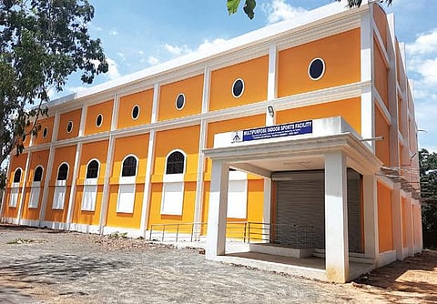 தவளக்குப்பத்தில் திறப்பு விழா கண்டும் மூடியே கிடக்கும் பல்நோக்கு உள்விளையாட்டு அரங்கம்
