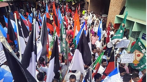 புதுச்சேரியில் 10 சதவீதஇட ஒதுக்கீட்டை எதிர்த்து போராட்டம்.