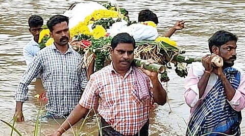 தி.மலை | கமண்டல ஆற்றில் வெள்ளப்பெருக்கு: கழுத்தளவு தண்ணீரில் நடந்து உயிரிழந்தவரின் உடலை சுமந்து செல்லும் உறவினர்கள்