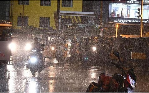 வேலூர் | சராசரி மழையளவு குறைந்தது: பாலாற்று வெள்ள நீரை விரைவாக ஏரிகளுக்கு திருப்ப கோரிக்கை