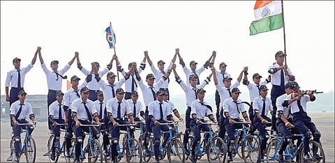 விமானப்படை வீரர்களின் பயிற்சி நிறைவடைந்ததையொட்டி, தாம்பரம் விமானப் படை தளத்தில் வீரர்களின் சாகச நிகழ்ச்சிகள் நேற்று நடைபெற்றன.படம்: எம்.முத்துகணேஷ்