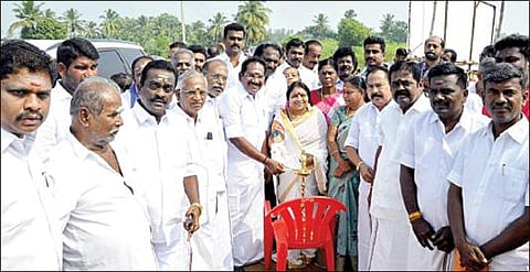 கொடிமங்கலம் ஊராட்சியில் புதிய பாலம் மற்றும் பயணியர் நிழற் குடையை குத்துவிளக்கேற்றி திறந்து வைத்த முன்னாள் அமைச்சர் செல்லூர் கே.ராஜூ.
