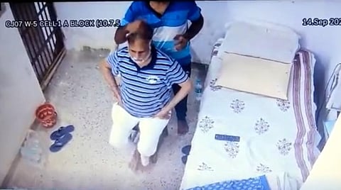 மசாஜ் சிகிச்சை பெறும் அமைச்சர்