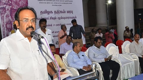 மதுரை திருமலை நாயக்கர் மகாலில் நடந்த 'தமிழக நடுகல் மரபு' கண்காட்சியை அமைச்சர் தங்கம் தென்னரசு தொடங்கி வைத்தார். | படம்: நா.தங்கரத்தினம்