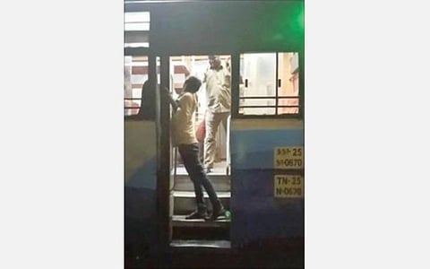 வந்தவாசியில் மதுபோதையில் இருந்த பயணியை அரசு பேருந்து படிக்கட்டில் இருந்து கீழே தள்ளிவிடும் நடத்துநர்.