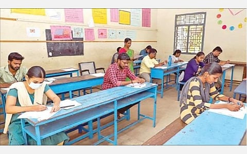 டிஎன்பிஎஸ்சி குரூப்-1 தேர்வு தமிழகம் முழுவதும் நேற்று நடைபெற்றது. சென்னை எழும்பூர் பிரெசிடன்சி பள்ளியில் தேர்வு எழுதிய பட்டதாரிகள். படம் : பு.க.பிரவீன்