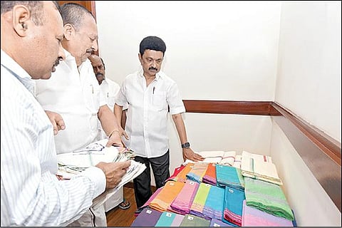 பொங்கல் பண்டிகையை முன்னிட்டு, குடும்ப அட்டைதாரர்களுக்கு வழங்கப்பட உள்ள இலவச வேட்டி, சேலைகளை தலைமைச் செயலகத்தில் நேற்று பார்வையிட்டார் முதல்வர் மு.க.ஸ்டாலின். உடன், அமைச்சர்கள் எ.வ.வேலு, ஆர்.காந்தி உள்ளிட்டோர்.