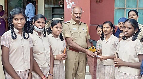 அரவக்குறிச்சி காவல்நிலையத்தில் ஆய்வாளர் நாகராஜனிடம் அலுவலக நடைமுறைகளை கேட்டு தெரிந்துகொண்ட ஊராட்சி ஒன்றிய பள்ளி மாணவிகள்.