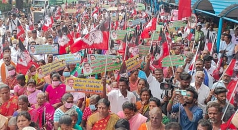 கல்வியைப்போல் வேலையிலும் புதுச்சேரி ஜிப்மரில் தனி இட ஒதுக்கீடு கோரி அதிமுக ஆர்ப்பாட்டம்