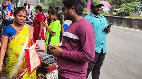 புதுச்சேரி | அபராதம் கட்டாததால் பைக் சாவியை பிடுங்கிய எஸ்ஐ - சாலையில் தவித்த கர்ப்பிணி