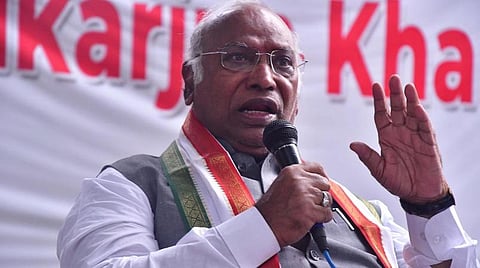 தமிழக காங்கிரஸ் தலைவர் பதவியில் இருந்து அழகிரியை மாற்ற கார்கே மறுப்பு: முன்னாள் தலைவர்கள் ஏமாற்றம்