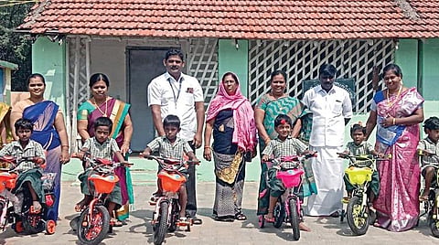 மேலக்கடலாடி ஊராட்சி ஒன்றிய நடுநிலைப் பள்ளியில் 1-ம் வகுப்பு குழந்தைகளுக்கு இலவசமாக சைக்கிள் வழங்கப்பட்டது.