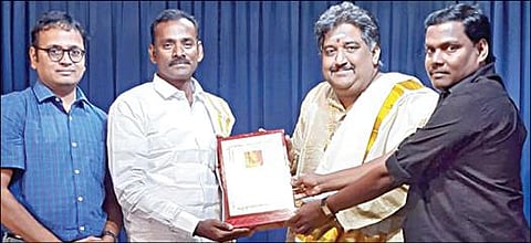புல்லாங்குழல் தயாரிக்கும் கலைஞர் பொன்னுசாமிக்கு ‘பர்லாந்து’ விருதை பாடகர் பாலக்காடு ராம், பாடலாசிரியர் யுகபாரதி ஆகியோர் வழங்கினர். அருகில் பரிவாதினி அமைப்பின் நிறுவனர் லலிதா ராம்.