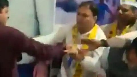 டெல்லி மாநகராட்சி தேர்தல் | சீட் விற்பனை சர்ச்சையில் ஆம் ஆத்மி எம்எல்ஏ தாக்கப்பட்டதாக பாஜக வீடியோ