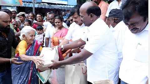 கொசு வலைகளை வழங்கிய அமைச்சர் மா.சுப்பிரமணியன்
