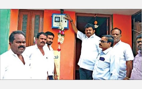 பெட்டமுகிலாளம் அருகே குடிசலூர் கிராமத்தில் உள்ள வீட்டில் மின் இணைப்பு சேவையை தொடங்கி வைத்த எம்எல்ஏ ராமச்சந்திரன்.