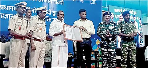மத்திய அரசின்  ‘ரோஜ்கார் மேளா’  திட்டத்தின் கீழ், ஆவடியில் 211 பேருக்கு பணி நியமன ஆணைகளை மத்திய தகவல், ஒலிபரப்பு, மீன்வளம்,கால்நடை பராமரிப்பு மற்றும் பால்வளத் துறை இணை அமைச்சர் எல்.முருகன் நேற்று வழங்கினார். இந்நிகழ்வில், சிஆர்பிஎப் ஏடிஜிபி சஞ்சீவ் ரஞ்சன் ஒஜா, டிஐஜி தினகரன் உள்ளிட்டோர் பங்கேற்றனர்.