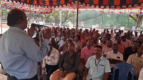 பதவி இறக்கம் பிரச்சினை: அண்ணாமலை பல்கலை. தனி, தொடர்பு அலுவலர்கள் உண்ணாவிரதம்