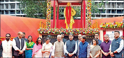சென்னை, நுங்கம்பாக்கம் சாஸ்திரி பவனில், லால்பகதூர் சாஸ்திரியின் முழு உருவச் சிலையை ஆளுநர் ஆர்.என்.ரவி நேற்று திறந்து வைத்தார். உடன் லால்பகதூர் சாஸ்திரி நினைவு அறக்கட்டளை தலைவர் அனில் குமார் சாஸ்திரி, மத்திய பொதுப்பணித் துறை சென்னை மண்டல சிறப்பு இயக்குநர் ஜெனரல் ராஜேஷ்குமார் கவுஷல் மற்றும் லால்பகதூர் சாஸ்திரியின் குடும்பத்தினர். படம்: ம.பிரபு