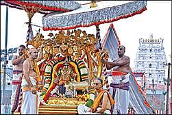 ராஜமன்னார் அலங்காரத்தில் பவனி வந்த பத்மாவதி தாயார்.