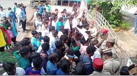 புதுச்சேரியில் ‘ஒரு ரூபாய்’ சிறப்பு பேருந்துகளை மீண்டும் இயக்கக் கோரி கல்லூரி மாணவர்கள் முற்றுகை
