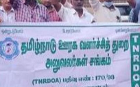 இந்திரவனம் இளைஞருக்கு வலுக்கும் எதிர்ப்பு: ஊரக வளர்ச்சி துறையினர் ஆர்ப்பாட்டம்