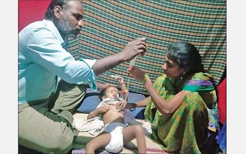 குழந்தை ரேணுகாவுடன் பெற்றோர்.