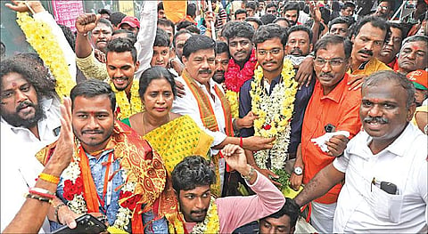 காசியில் நடைபெறும் தமிழ் சங்கமம் நிகழ்ச்சியில் பங்கேற்ற பின் ரயில் மூலம் சென்னை திரும்பிய தமிழக பிரதிநிதிகளை பெரம்பூர் ரயில் நிலையத்தில் தமிழக பாஜக மாநில துணைத் தலைவர் கரு.நாகராஜன் மாலை அணிவித்து வரவேற்றார். உடன் மாநிலத் துணைத் தலைவர் எம்.சக்கரவர்த்தி, ஆன்மிக பிரிவு மாநிலத் தலைவர் எம்.நாச்சியப்பன் மற்றும் கட்சி நிர்வாகிகள். படம்: ம.பிரபு