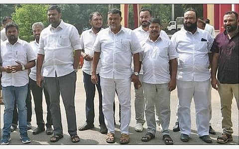 கோவை மாநகர காவல் ஆணையர் அலுவலகத்துக்கு நேற்று மனு அளிக்க வந்த எஸ்.டி.பி.ஐ கட்சியின் மாநில தலைவர் நெல்லை முபாரக் உள்ளிட்டோர்.   படம் : ஜெ.மனோகரன்