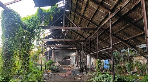 முற்றிலும் சேதம் அடைந்துள்ள நாடக கொட்டகை