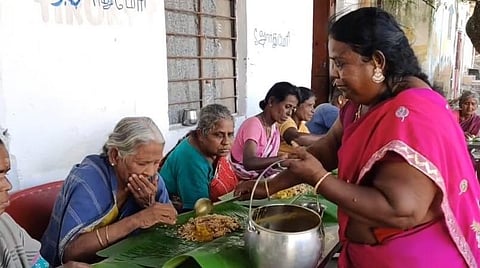 உணவளிக்கும்  லூர்து மேரி