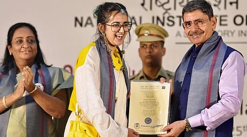 மாணவர்கள், இளைஞர்கள் தங்களின் மண் சார்ந்த அடையாளத்தை மறக்கக் கூடாது: ஆளுநர் ரவி வேண்டுகோள்