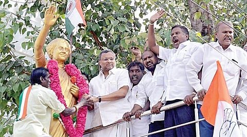 மதுரை ஜான்சி ராணி பூங்காவில் இந்திரா காந்தி சிலைக்கு மாலை அணிவித்த கார்த்தி சிதம்பரம் எம்பி. படம்: எஸ். கிருஷ்ணமூர்த்தி