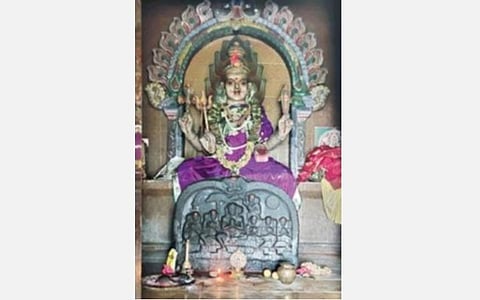 கேசவபுரம் கிராமத்தில் உள்ள காளியம்மன் கோயில் கருவறை யில் மூலவரின் கீழே உள்ள சம்புவராய மன்னரின் சிற்பம்.
