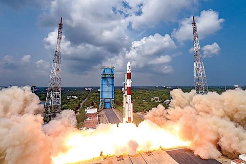 ஸ்ரீ ஹரிகோட்டாவிலிருந்து 9 செயற்கைக் கோள்களை சுமந்தபடி விண்ணில் சீறிப் பாய்ந்து செல்லும் பிஎஸ்எல்வி சி-54 ராக்கெட். படம்: பிடிஐ