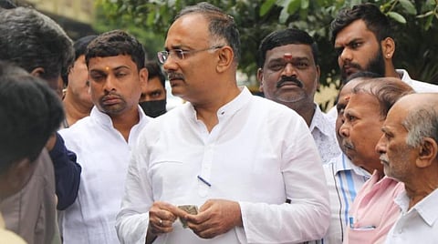 தினேஷ் குண்டுராவ், கே.ஆர்.ராமசாமி மீது அதிருப்தி - டெல்லி அழைத்து விளக்கம் கேட்டது காங்கிரஸ் தலைமை