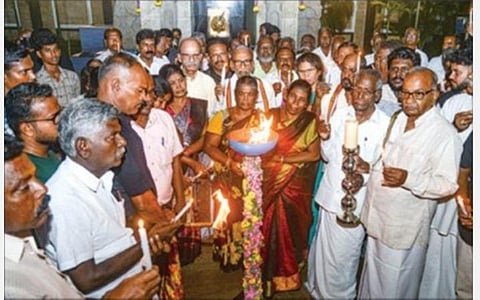 தஞ்சாவூர் முள்ளிவாய்க்கால் நினைவு முற்றத்தில் நேற்று நினைவுச் சுடர் ஏற்றப்பட்டது.படம்: ஆர்.வெங்கடேஷ்