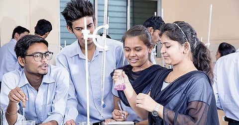 பிளஸ் 2க்குப் பிறகு - 10: படிப்பிலும் ‘கெமிஸ்ட்ரி’ வேலைக்காகும்!