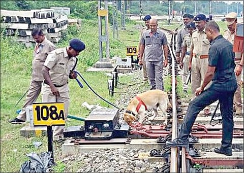 திண்டுக்கல் ரயில் நிலையத்தில் வெடிகுண்டு சோதனை செய்த ரயில்வே போலீஸார் மற்றும் வெடிகுண்டு நிபுணர்கள்.